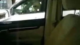 Fille faisant une pi ...