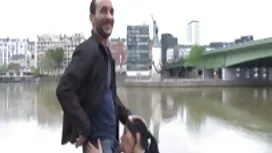 Haley Scott regarde  ...